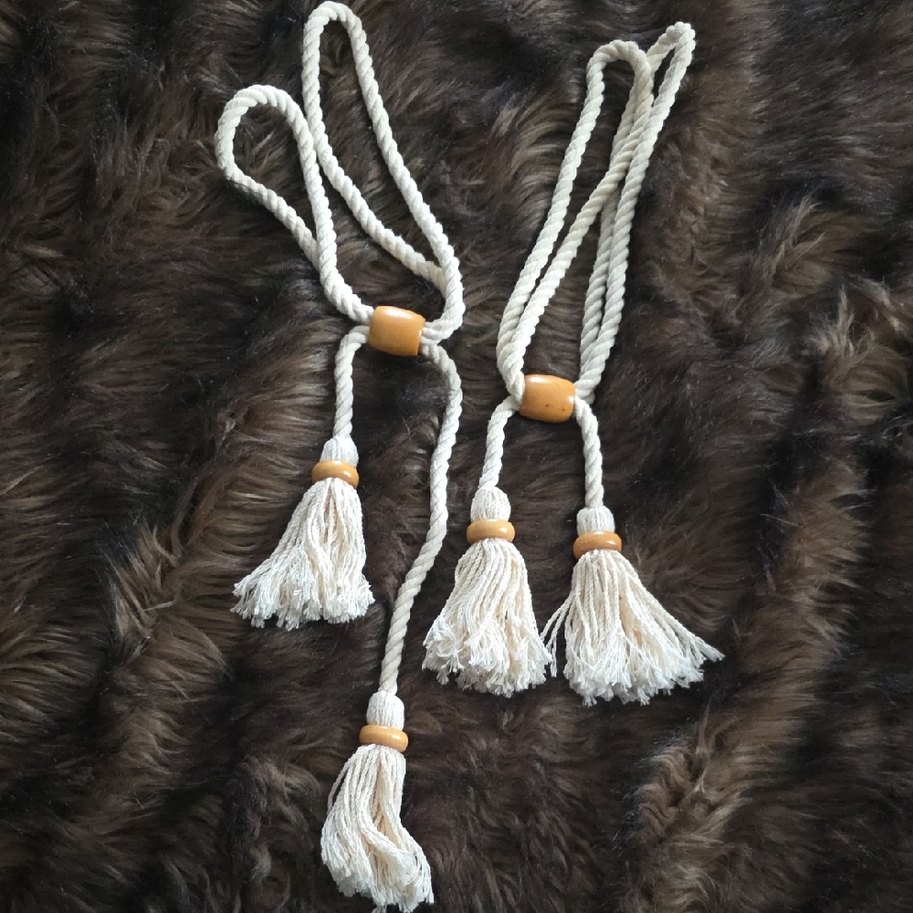 Elegant Cream Tassel With Wood Detales